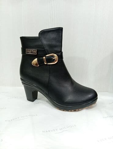 Qadın üçün qara qısa çəkmə - Model: MALIŞA loqolu, dekorativ qızılı lalafo.az -da Qadın üçün qara qısa çəkmə - Model: MALIŞA loqolu, dekorativ qızılı