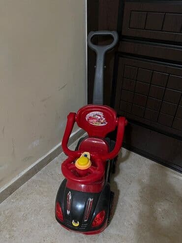 Uşaq üçün itələmə saplı miniatür maşın - Rəng: qırmızı/qara - Arxa lalafo.az -da Uşaq üçün itələmə saplı miniatür maşın - Rəng: qırmızı/qara - Arxa
