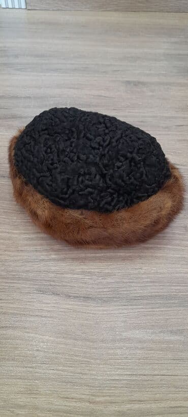 Qedim quzu dersinden Buxara papaq satilir. 1974 cu il lalafo.az -da Qedim quzu dersinden Buxara papaq satilir. 1974 cu il