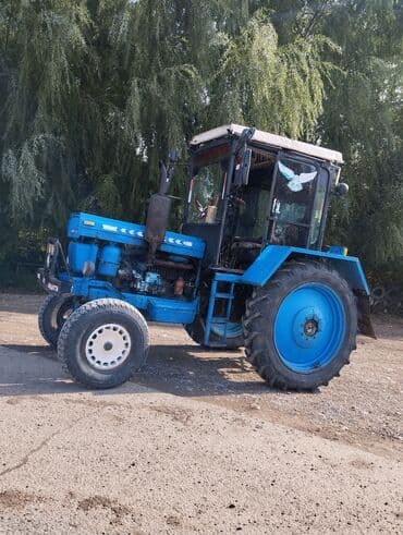 Mavi kabinli təkərli traktor və ot yığan tırmık qoşqusu. Traktor: - lalafo.az -da Mavi kabinli təkərli traktor və ot yığan tırmık qoşqusu. Traktor: -