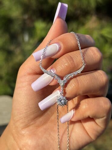 Zərif gümüş rəngli boyunbağı – V formalı zəncir və mərkəzdə asma bəzək lalafo.az -da Zərif gümüş rəngli boyunbağı – V formalı zəncir və mərkəzdə asma bəzək