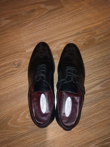 Dəri kişi ayaqqabıları klassik üslubda. Bu ayaqqabılar bağcıqlıdır və lalafo.az -da Dəri kişi ayaqqabıları klassik üslubda. Bu ayaqqabılar bağcıqlıdır və