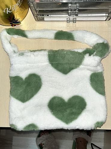 Yumşaq xəz materialdan hazırlanmış çiyin çantası. Ağ fon üzərində lalafo.az -da Yumşaq xəz materialdan hazırlanmış çiyin çantası. Ağ fon üzərində