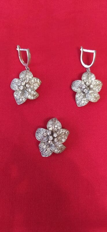 Dəstə daxildir: Sırğa, Kulon, Gümüş lalafo.az -da Dəstə daxildir: Sırğa, Kulon, Gümüş