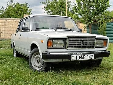 VAZ 2107 sedan - Kuzov: klassik, ağ rəng - Ön hissə: xrom radiator lalafo.az -da VAZ 2107 sedan - Kuzov: klassik, ağ rəng - Ön hissə: xrom radiator