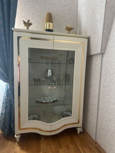 Bufet. Əla vəziyyətdədir. Şüşəli polkalar və qapilar. Ölçü 110*50*170 lalafo.az -da Bufet. Əla vəziyyətdədir. Şüşəli polkalar və qapilar. Ölçü 110*50*170