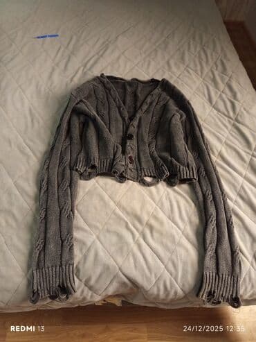 Boz rəngli qısaldılmış kardiqan - Model: düyməli, V-yaxa - Tərtibat lalafo.az -da Boz rəngli qısaldılmış kardiqan - Model: düyməli, V-yaxa - Tərtibat