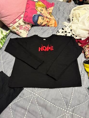 Qara uzunqollu svitşört - Rəng: qara - Ön hissədə qırmızı 3D “HOPE” lalafo.az -da Qara uzunqollu svitşört - Rəng: qara - Ön hissədə qırmızı 3D “HOPE”