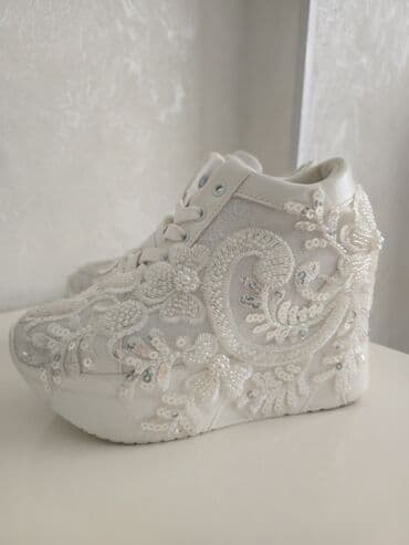 Məhsul: Zərli, incili bəzəkli ağ qadın krosovkası - Rəng: Ağ/ivori lalafo.az -da Məhsul: Zərli, incili bəzəkli ağ qadın krosovkası - Rəng: Ağ/ivori