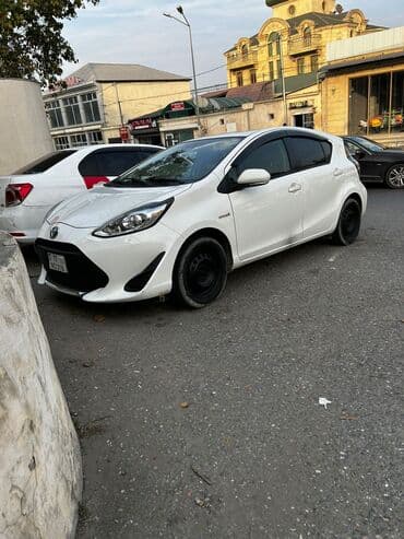 Toyota Prius C (Aqua) hibrid hetçbek - Rəng: ağ - Kuzov: 5 qapılı lalafo.az -da Toyota Prius C (Aqua) hibrid hetçbek - Rəng: ağ - Kuzov: 5 qapılı
