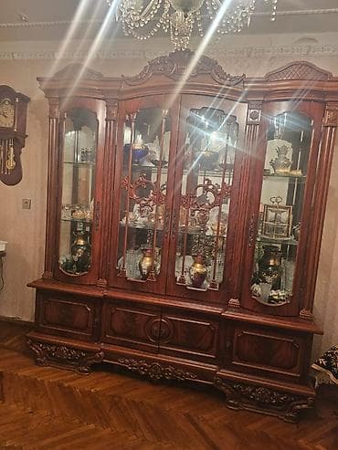 İspan mebeli vitrin-bufet - Klassik barokko üslubunda, zəngin oymalı lalafo.az -da İspan mebeli vitrin-bufet - Klassik barokko üslubunda, zəngin oymalı