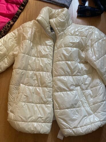 Ağ kurtka,astarı biraz yırtılıb deye ucuza satılır,S razmer lalafo.az -da Ağ kurtka,astarı biraz yırtılıb deye ucuza satılır,S razmer