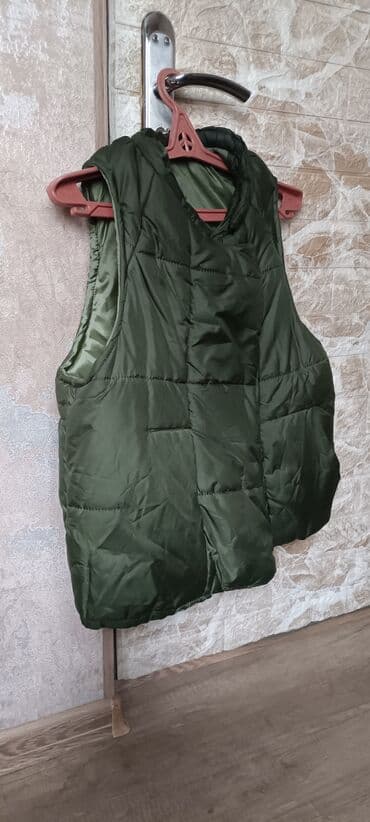 Qadınlar üçün yastıqlı şişmə jilet - Rəng: tünd zeytun-yaşıl - Model lalafo.az -da Qadınlar üçün yastıqlı şişmə jilet - Rəng: tünd zeytun-yaşıl - Model