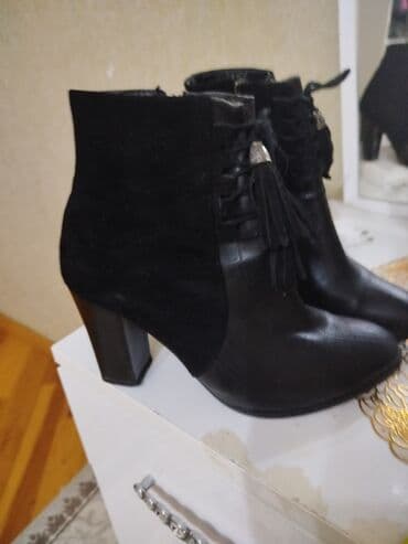 Qadınlar üçün 2 cüt qara qısa boğaz çəkmə/bot. ayrı ayrı 15 manat 1) lalafo.az -da Qadınlar üçün 2 cüt qara qısa boğaz çəkmə/bot. ayrı ayrı 15 manat 1)