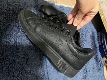 Qara rəngli krossovkalar-cırığı, söküyü yoxdur. 35 manata alınıb lalafo.az -da Qara rəngli krossovkalar-cırığı, söküyü yoxdur. 35 manata alınıb