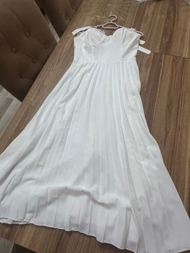 Ağ rəngli zərif maxi paltar - Model: A-kəsim, plisəli ətək hissəsi lalafo.az -da Ağ rəngli zərif maxi paltar - Model: A-kəsim, plisəli ətək hissəsi