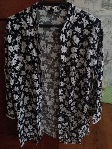 Qara fonda ağ çiçək naxışlı, yüngül materialdan hazırlanmış qadın lalafo.az -da Qara fonda ağ çiçək naxışlı, yüngül materialdan hazırlanmış qadın