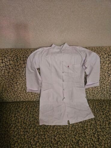 Ağ rəngli uniseks laboratoriya/xalat tipli iş geyimi. - Model lalafo.az -da Ağ rəngli uniseks laboratoriya/xalat tipli iş geyimi. - Model