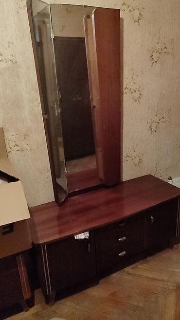 Retro mebel dəsti - Tərkib: iri pəncərəli tualet masası (üstündə üçlü at lalafo.az Retro mebel dəsti - Tərkib: iri pəncərəli tualet masası (üstündə üçlü