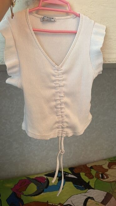 Ağ rəngli, qısaqol, qabırğalı toxumalı qadın bluzası. Bluzanın V lalafo.az -da Ağ rəngli, qısaqol, qabırğalı toxumalı qadın bluzası. Bluzanın V