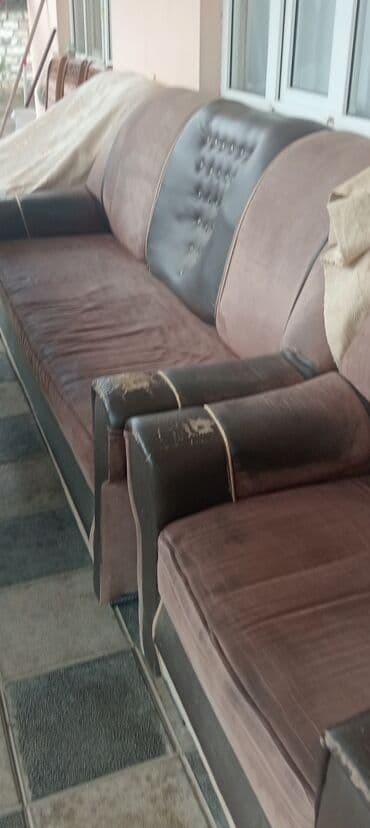 Köhnə tip yumşaq mebel – üçnəfərlik divan. - Rənglər: tünd qəhvəyi və lalafo.az -da Köhnə tip yumşaq mebel – üçnəfərlik divan. - Rənglər: tünd qəhvəyi və