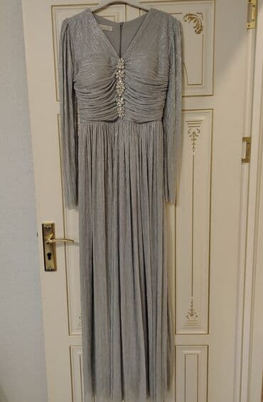 Zərif gecə/libas – gümüşü rəngdə, uzun və parıltılı. 160 manata alınıb lalafo.az -da Zərif gecə/libas – gümüşü rəngdə, uzun və parıltılı. 160 manata alınıb