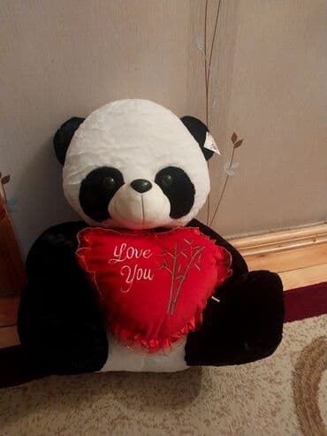 Böyük ölçülü yumşaq oyuncaq panda. Qara-ağ rəngli, qucağında “Love lalafo.az -da Böyük ölçülü yumşaq oyuncaq panda. Qara-ağ rəngli, qucağında “Love