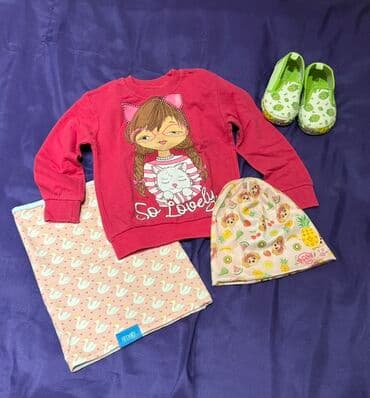 Uşaq geyim dəsti - Qırmızı svitşört: ön hissədə hörüklü qız və pişik lalafo.az -da Uşaq geyim dəsti - Qırmızı svitşört: ön hissədə hörüklü qız və pişik