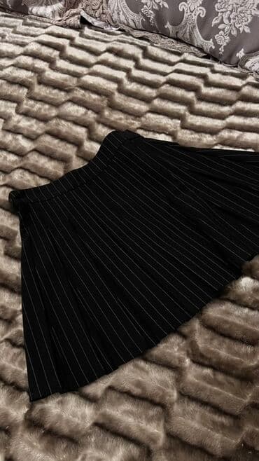 Qara rəngli, nazik ağ şaquli cizgili pliseli ətək. 1 dəfə geyinilib lalafo.az -da Qara rəngli, nazik ağ şaquli cizgili pliseli ətək. 1 dəfə geyinilib