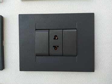 Qara rəngdə, iki açarı və bir rozetkası olan elektrik paneli. Evdə və lalafo.az -da Qara rəngdə, iki açarı və bir rozetkası olan elektrik paneli. Evdə və