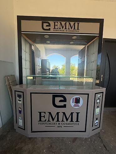 EMMI Perfumery & Cosmetics brendinə aid vitrinalı kiosk/stend lalafo.az -da EMMI Perfumery & Cosmetics brendinə aid vitrinalı kiosk/stend