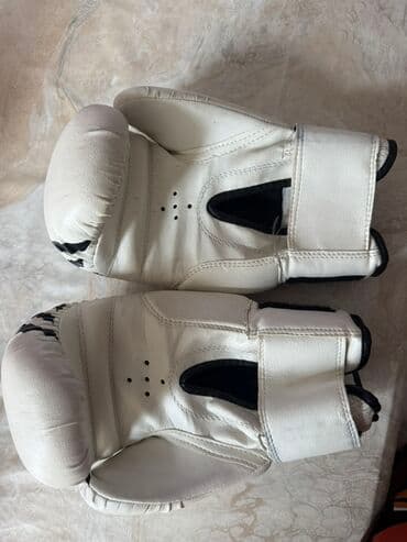 Adidas boks əlcəkləri - Rəng: ağ, qara zolaqlı klassik Adidas dizaynı lalafo.az -da Adidas boks əlcəkləri - Rəng: ağ, qara zolaqlı klassik Adidas dizaynı