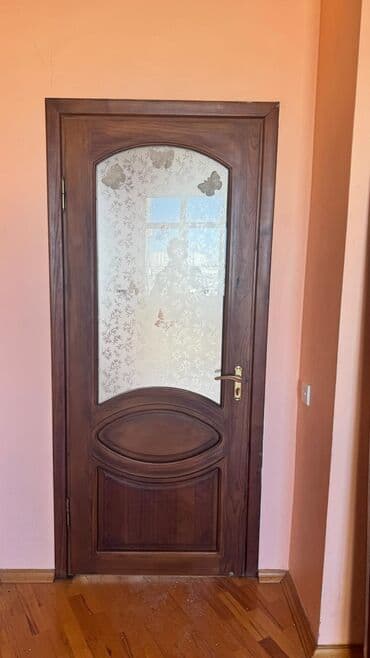 4 ədəd taxta qapı, 3 ədəd şüşəli, vanna otağı qapalıdir - Material lalafo.az -da 4 ədəd taxta qapı, 3 ədəd şüşəli, vanna otağı qapalıdir - Material