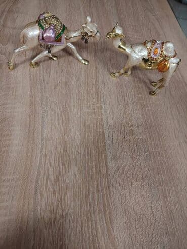 Rhinestones ilə Vintage Emaye Dəvə Heykəlciyi Oval Üzük Qutusu 1ededin lalafo.az -da Rhinestones ilə Vintage Emaye Dəvə Heykəlciyi Oval Üzük Qutusu 1ededin