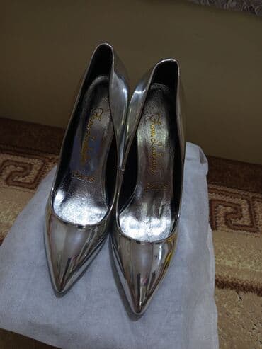 Gümüşü rəngli, parlaq lak örtüklü qadın yüksək dabanlı tuflilər - lalafo.az -da Gümüşü rəngli, parlaq lak örtüklü qadın yüksək dabanlı tuflilər -