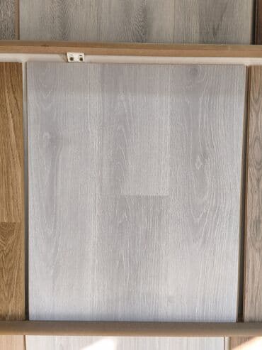 Açıq boz rəngli, taxta teksturalı laminat döşəmə paneli. - lalafo.az -da Açıq boz rəngli, taxta teksturalı laminat döşəmə paneli. -