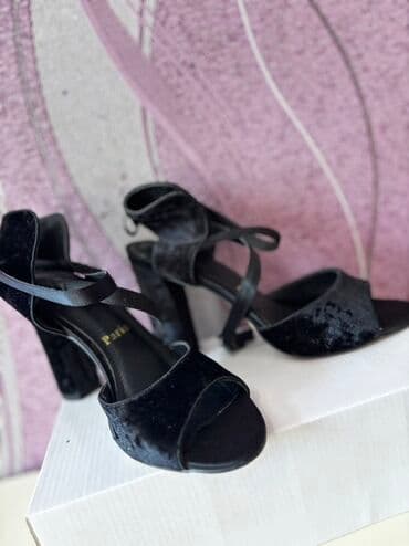 Qadın üçün qara yüksək dabanlı sandal - Material: məxməri toxumalı lalafo.az -da Qadın üçün qara yüksək dabanlı sandal - Material: məxməri toxumalı