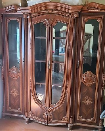 Qəhvəyi rəngdə olan bu bufet və şkaf dəsti, evinizə klassik və zərif lalafo.az -da Qəhvəyi rəngdə olan bu bufet və şkaf dəsti, evinizə klassik və zərif