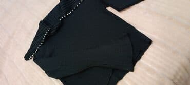 Qara qadın sviteri - Model: qollu, bədənə oturan trikotaj sviter - lalafo.az -da Qara qadın sviteri - Model: qollu, bədənə oturan trikotaj sviter -