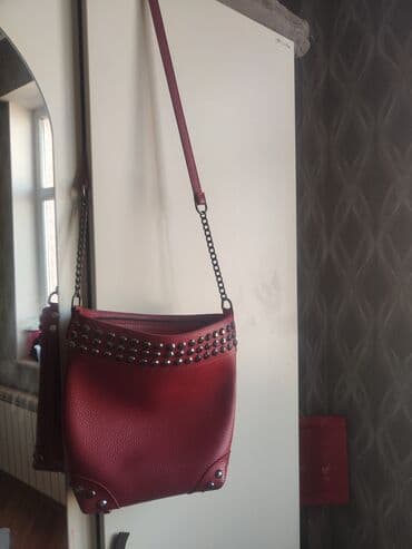 Qadın çantası – tünd qırmızı rəngdə, qranul teksturalı eko‑dəridən. - lalafo.az -da Qadın çantası – tünd qırmızı rəngdə, qranul teksturalı eko‑dəridən. -