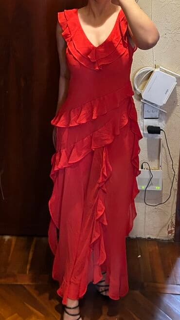 Qırmızı maxi don - Stil: Romantik, axıcı kəsimlə - Yaxa: V-yaxa - lalafo.az -da Qırmızı maxi don - Stil: Romantik, axıcı kəsimlə - Yaxa: V-yaxa -