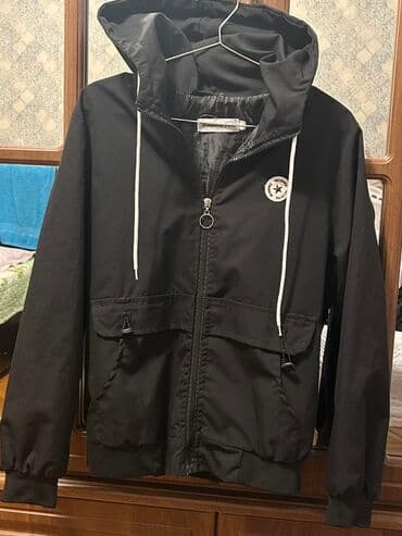 Qara rəngli kapüşonlu yüngül küləkkeçirməz gödəkcə. - Önü tam lalafo.az -da Qara rəngli kapüşonlu yüngül küləkkeçirməz gödəkcə. - Önü tam