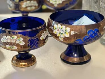 Mavi şüşədən hazırlanmış bəzəkli ayaqlı qablar dəsti - Material lalafo.az -da Mavi şüşədən hazırlanmış bəzəkli ayaqlı qablar dəsti - Material