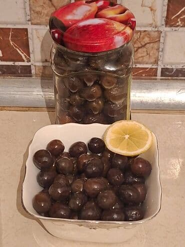 Evdə, təmizliyə riayət edilərək hazırlanmış qara zeytun turşusu. Yağlı lalafo.az -da Evdə, təmizliyə riayət edilərək hazırlanmış qara zeytun turşusu. Yağlı