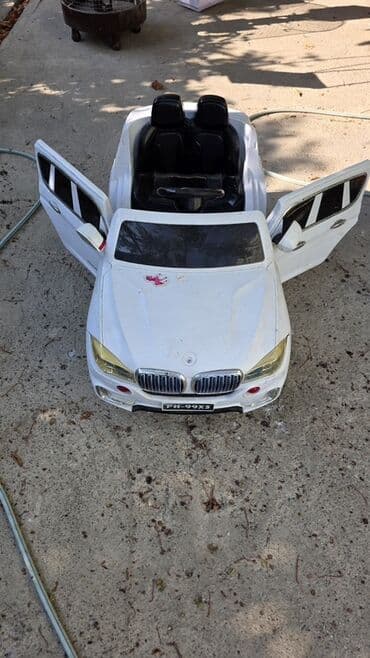 Uşaqlar üçün nəzərdə tutulmuş ağ rəngli elektrikli avtomobil. İki lalafo.az -da Uşaqlar üçün nəzərdə tutulmuş ağ rəngli elektrikli avtomobil. İki