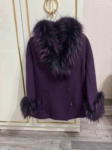 Bənövşəyi rəngdə qadın qısa palto. - Geniş, həcimli tebi tuk dekorlu lalafo.az -da Bənövşəyi rəngdə qadın qısa palto. - Geniş, həcimli tebi tuk dekorlu