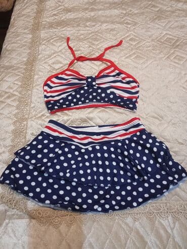 Bu uşaq çimərlik geyimi yığımı yaxa bağı və ətəkli alt hissədən lalafo.az -da Bu uşaq çimərlik geyimi yığımı yaxa bağı və ətəkli alt hissədən