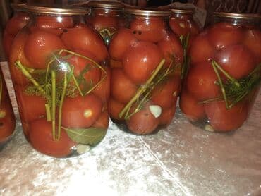 Ləpələr: Şüşə bankalarda pomidor turşusu satışa çıxarılır. Hər bankada qırmızı lalafo.az -da — 6 Ləpələr: Şüşə bankalarda pomidor turşusu satışa çıxarılır. Hər bankada qırmızı — 6