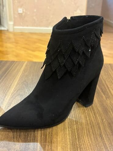 Qadınlar üçün qara rəngli dəbli bot Razmer-39 - Material: zərif süet lalafo.az -da Qadınlar üçün qara rəngli dəbli bot Razmer-39 - Material: zərif süet