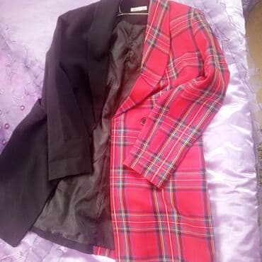 Qadın üçün yarı-yarıya dizaynlı blazer. Sağ hissə klassik qara, sol lalafo.az -da Qadın üçün yarı-yarıya dizaynlı blazer. Sağ hissə klassik qara, sol